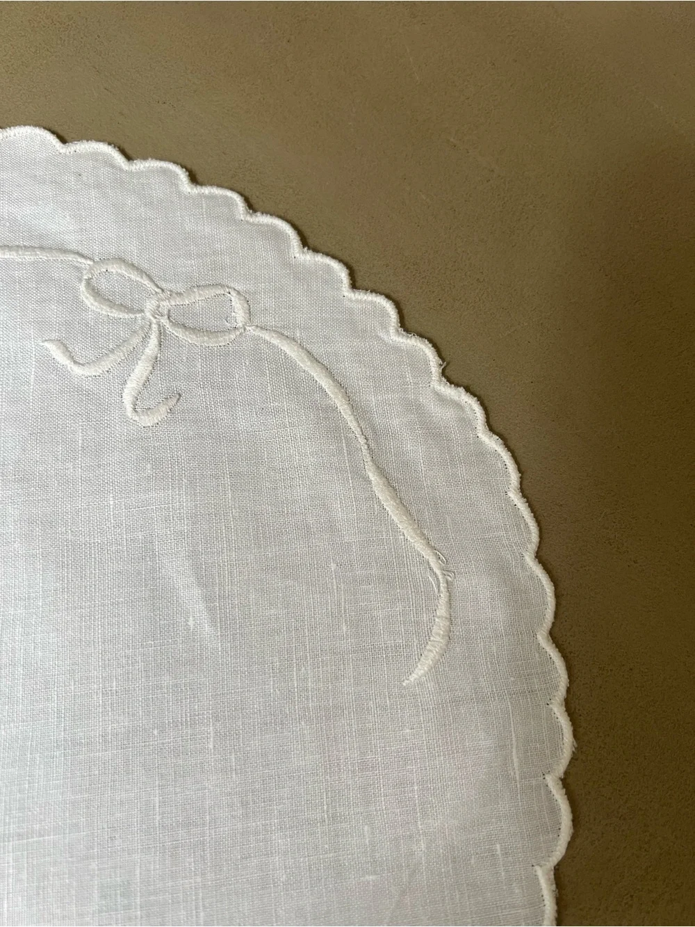 Set of 8 Vintage White Linen Oval Placemats Embroidered Bows & Scalloped Edges